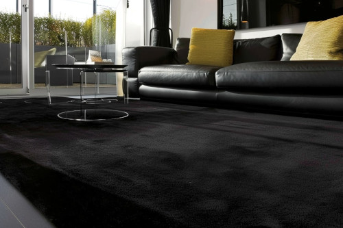 Czy warto kupić czarny dywan? Zalety i wyzwania