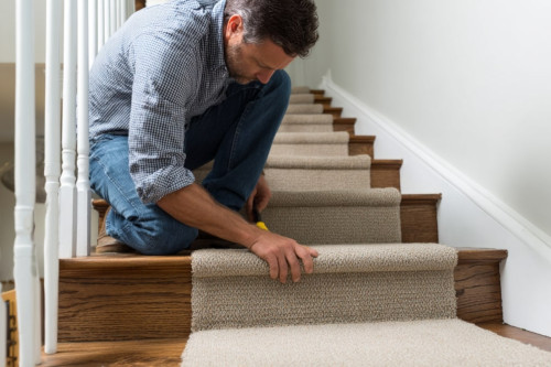 Jak położyć wykładzinę na schodach?